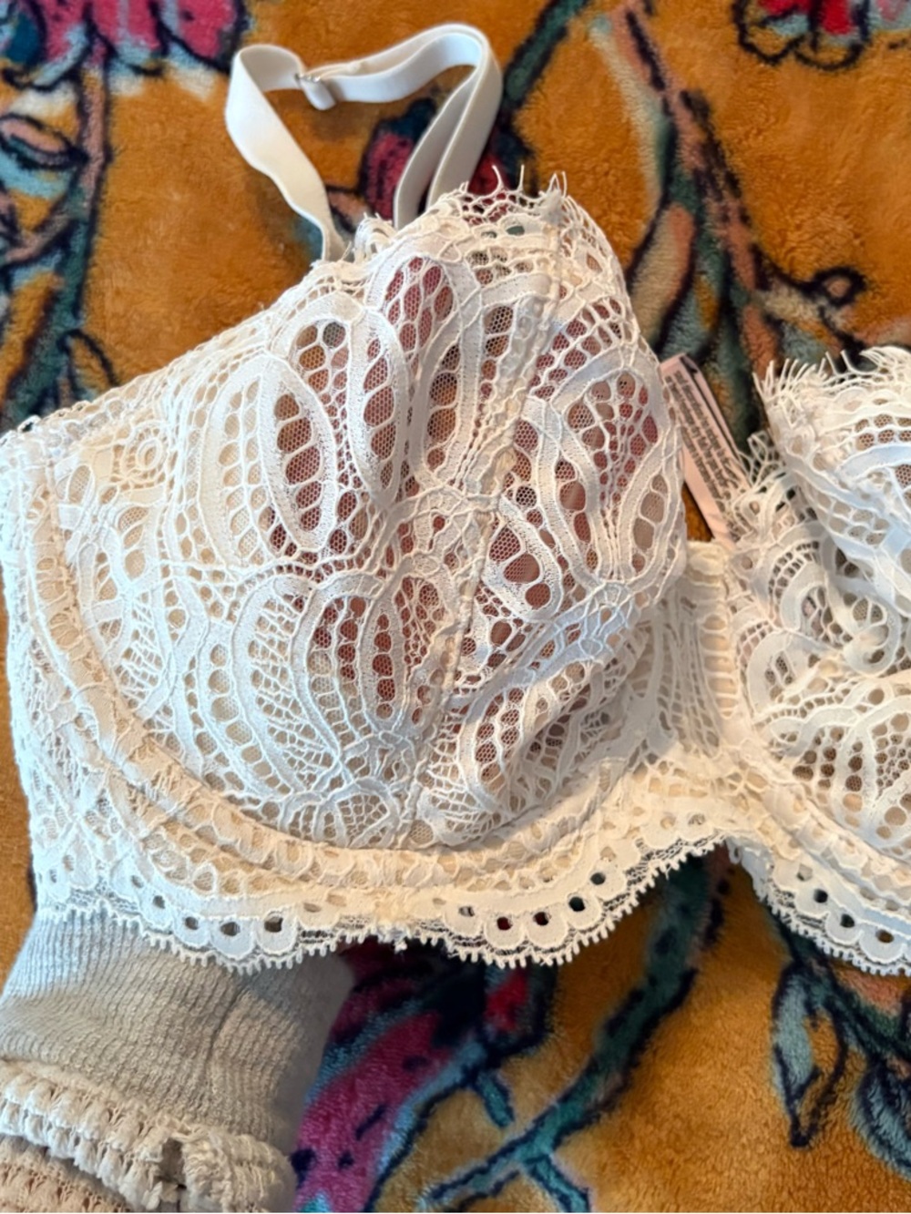 Victoria's Secret White Lace Bra - Picture 6 of 9